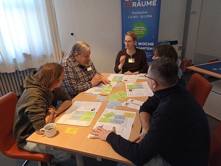 Menschen am Tisch besprechen sich