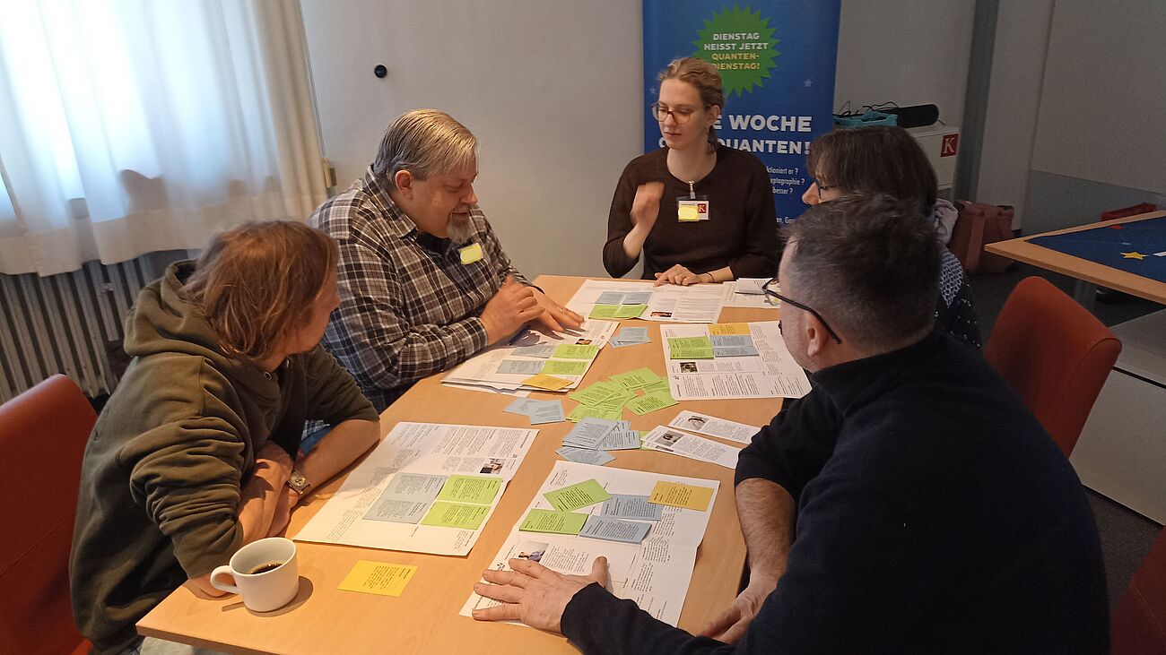 Menschen am Tisch besprechen sich