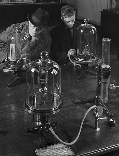 Versuche im luftverdünnten Raum in der Abteilung Physik vor 1945.