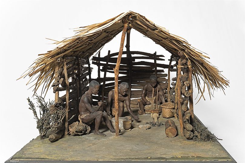 Modell einer Schmiede aus dem südlichen Kamerun (Fang) um 1908. 1921 mit vermutlich aus Afrika mitgebrachten Materialien und Miniaturobjekten vom Forschungsreisenden Günter Tessmann für das Deutsche Museum angefertigt. (Figuren: Bildhauer Deutsches Museum).