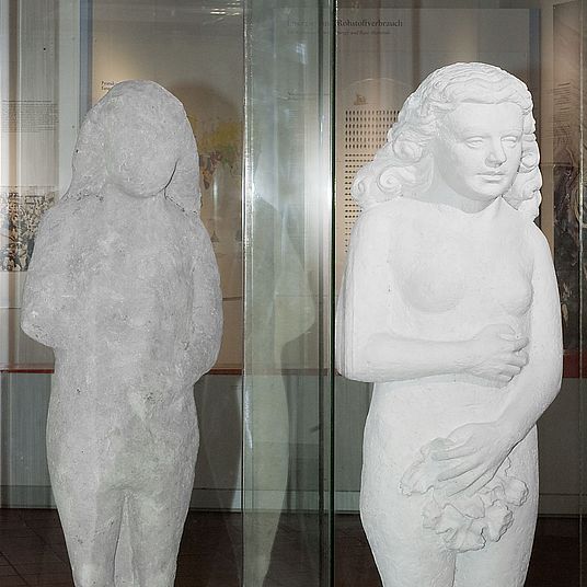 Eva-Statuen, 16. Jh und 20. Jh.  Eva-Statuen, Sandsteinstatue aus dem 16. Jh und Gipsmodell aus dem 20. Jh. Die Statue aus Sandstein ist eine spätgotische Darstellung der Eva und durch sauren Regen angegriffen. Das Gipsmodell daneben zeigt, wie die Statue unzerstört aussah.