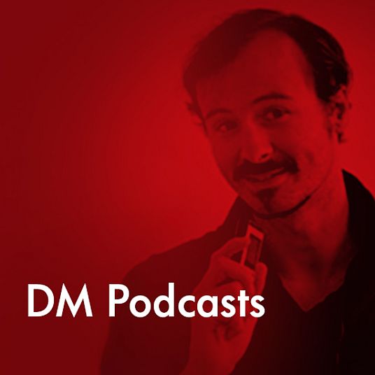 Ralph Würschinger, Ersteller der Reihe DM Podcast, nimmt eine Tonspuren auf.