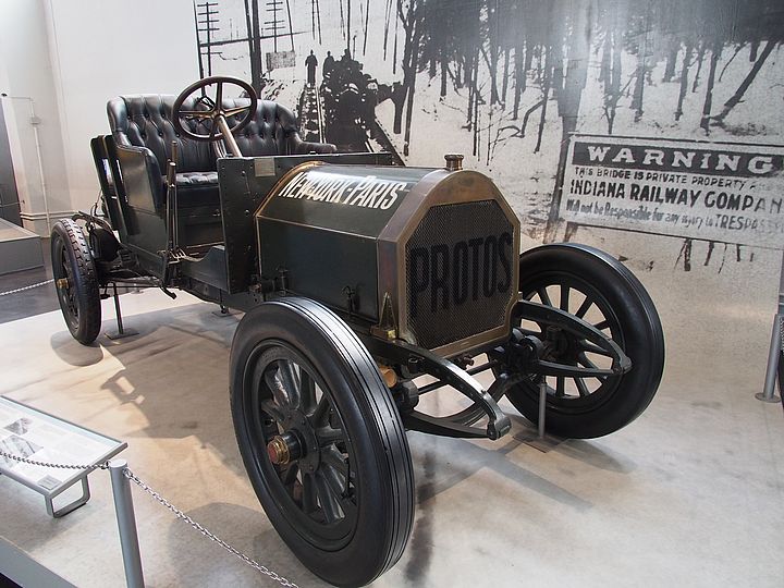 Nach der Fahrt um die Welt im Jahr 1908 ins Museum: Der Protoswagen in der Ausstellung des Verkehrszentrums. 