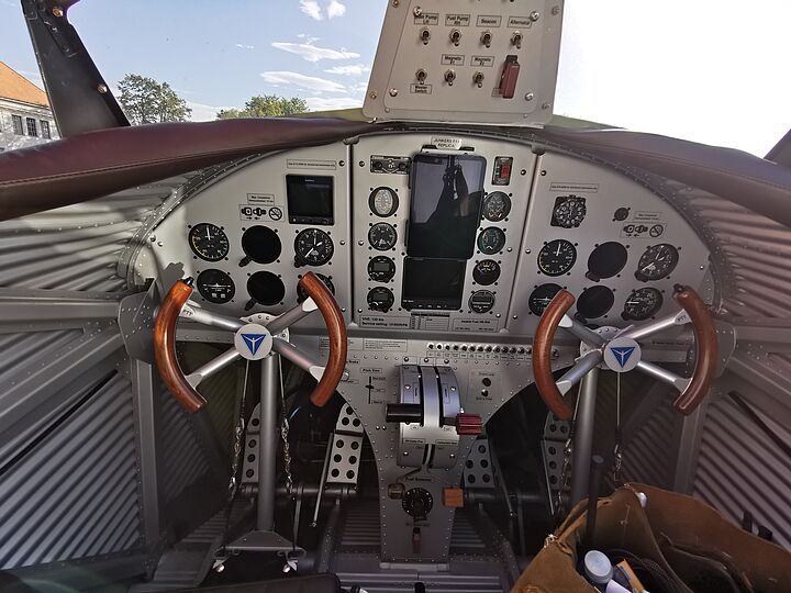 F 13 Cockpit.