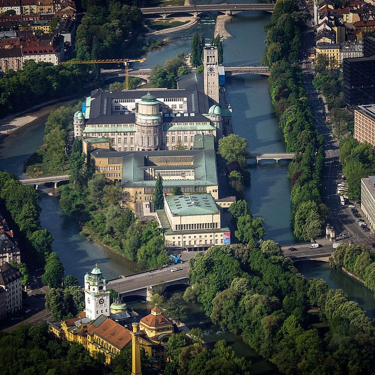 Luftbild des Deutschen Museums auf der Münchner Museumsinsel aus einem Zeppelin heraus fotografiert.