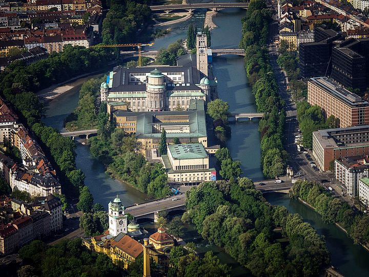 Luftbild des Deutschen Museums auf der Münchner Museumsinsel aus einem Zeppelin heraus fotografiert.