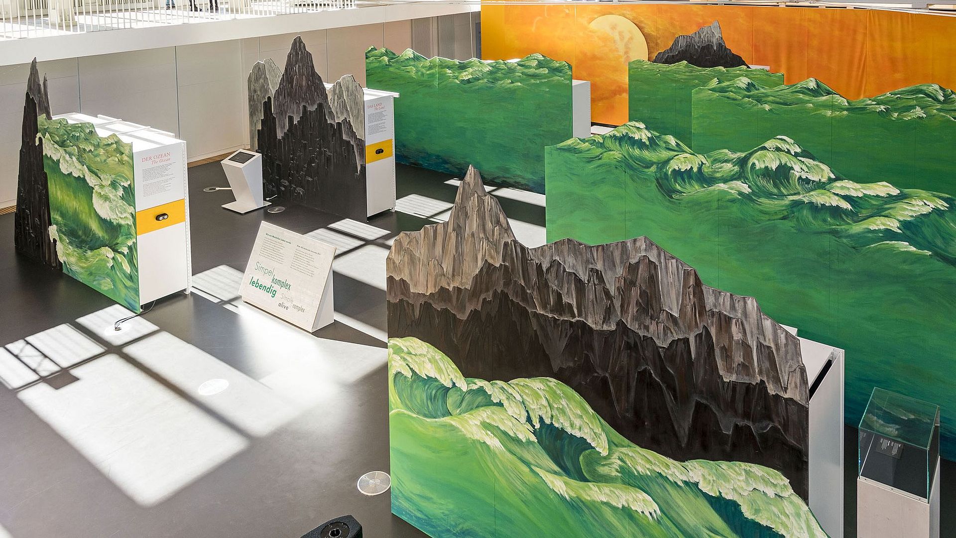 Blick in die Sonderausstellung "Simpel komplex lebendig" im Deutschen Museum.