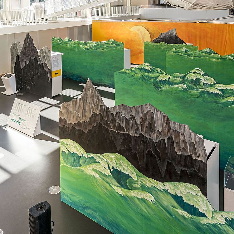 Blick in die Sonderausstellung "Simpel komplex lebendig" im Deutschen Museum.