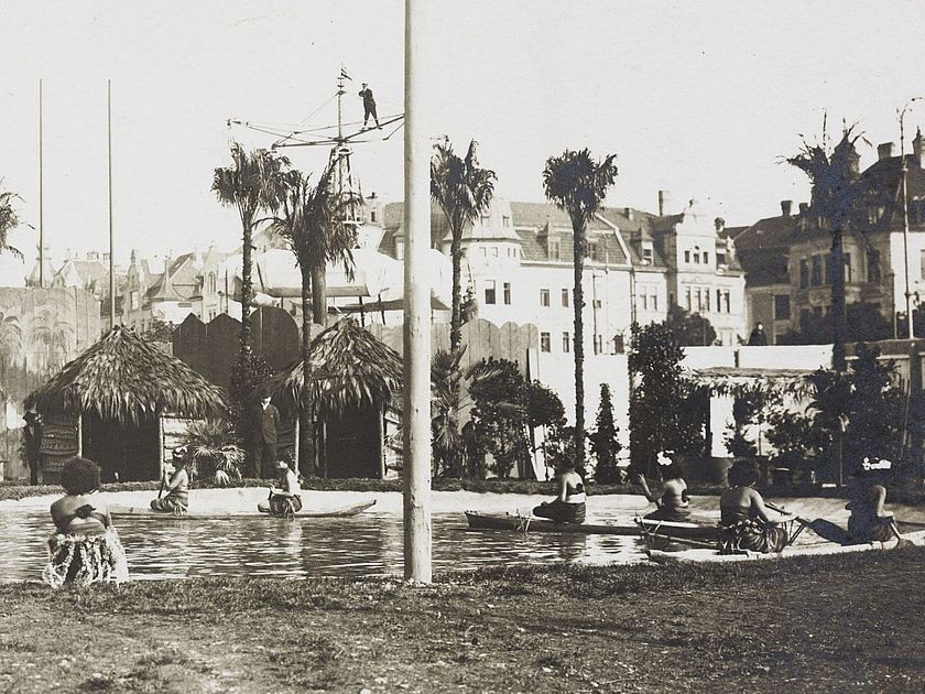 Historisches Foto: "Samoa in München" – Völkerschau auf der Theresienwiese 1910, Postkarte, Münchner Stadtmuseum.