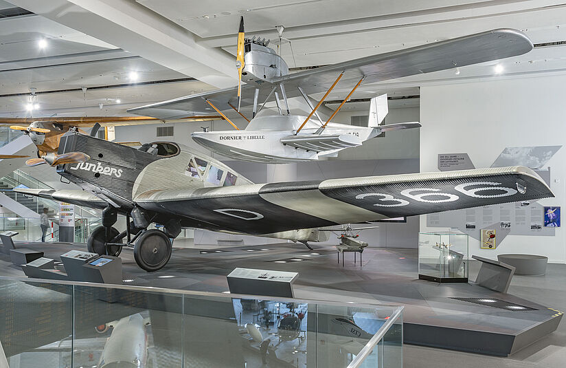 Flugzeug Junkers F 13 und Dornier Libelle in der Ausstellung Historische Luftfahrt, Ebene 1.