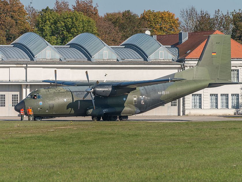 Militärflugzeug Transall C-160 D auf dem Flugplatz der Flugwerft Schleißheim.