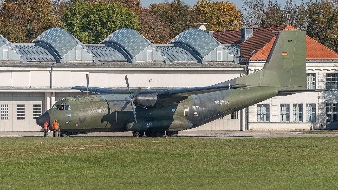 Militärflugzeug Transall C-160 D auf dem Flugplatz der Flugwerft Schleißheim.