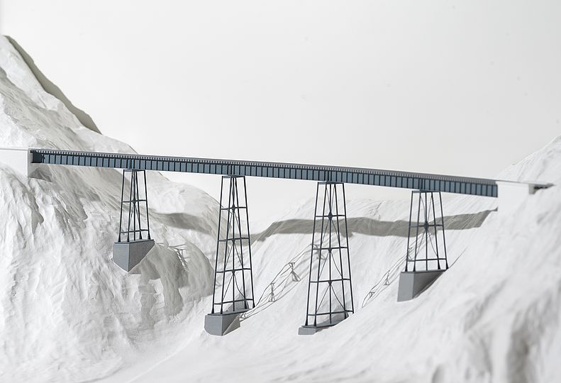 Detail der Modellbahn. Eine Brücke zwischen zwei Bergen.