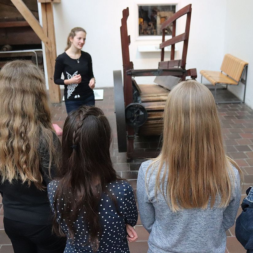 Neue Schulklassenprogramme im Test Robotik-Workshop: Schülerinnen sehen bei einer Präsentation in der Ausstellung zu.