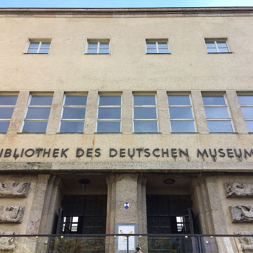 Der Schriftzug "Bibliothek des Deutschen Museums" über den Eingangstüren der Bibliothek des Deutschen Museums auf der Münchner Museumsinsel.