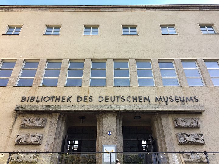 Der Schriftzug "Bibliothek des Deutschen Museums" über den Eingangstüren der Bibliothek des Deutschen Museums auf der Münchner Museumsinsel.