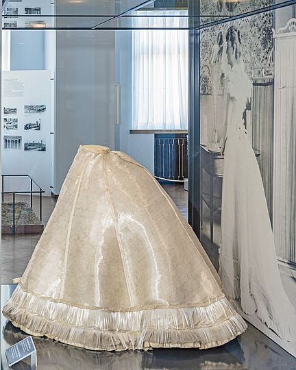 Infantin Eulalia’s Glasfaserkleid. Sonderpräsentation in der Ausstellung Museumgeschichte.