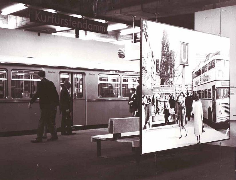 Schwarz-weiß Fotografie der Verkehrsausstellung 1965 zeigt das 1:1 Modell-Bahnhof der Berliner U-Bahn-Station Kurfürstendamm.