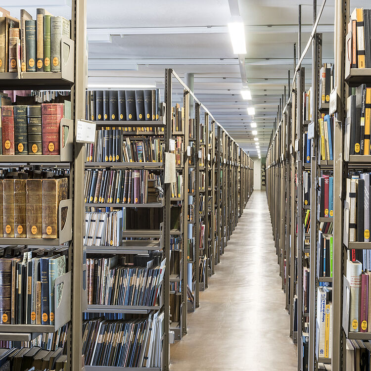 Bücherregale im Bibliotheksmagazin