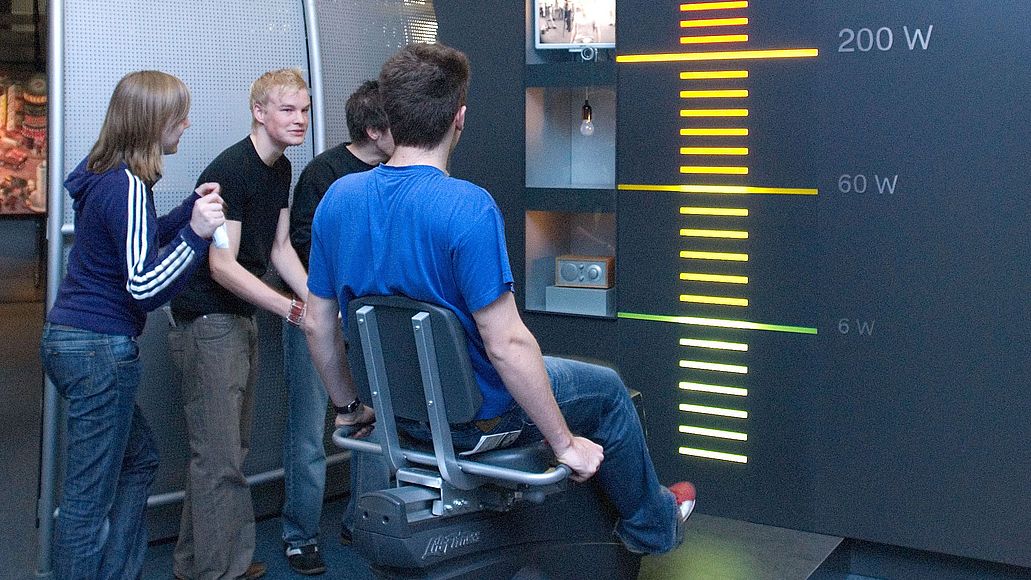 Energiefahrrad Mitmachstation Energiefahrrad in der Ausstellung Energietechnik.