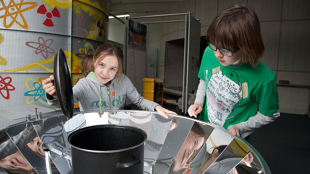 Kinder vor Sonnenenergie-Kochtopf .