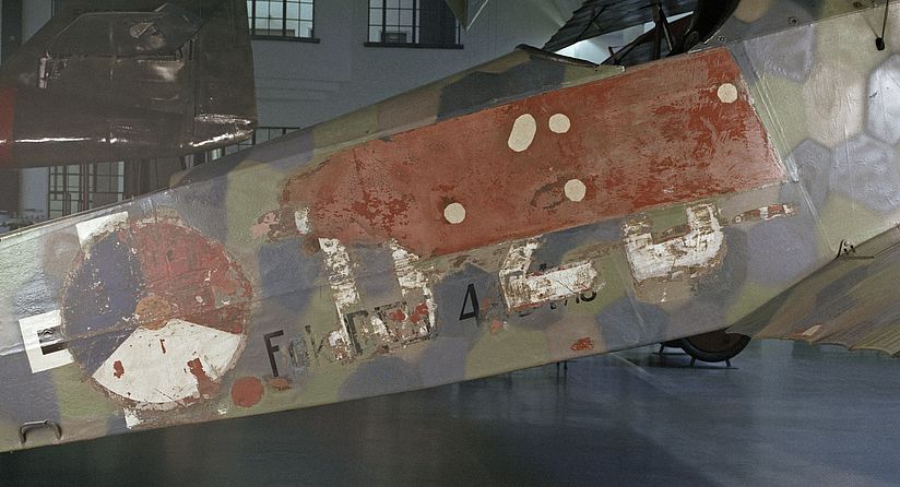 Bei restauratorischen Maßnahmen 1980 freigelegte niederländische Kennzeichnung auf dem Rumpf des Flugzeugs.