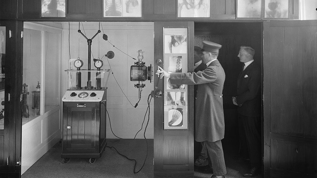 Aufsichtspersonal Johann Heitzer bei der Vorführung der Röntgendurchleuchtung