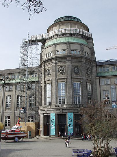 Scaffolding on the facade of the Deutsches Museum.