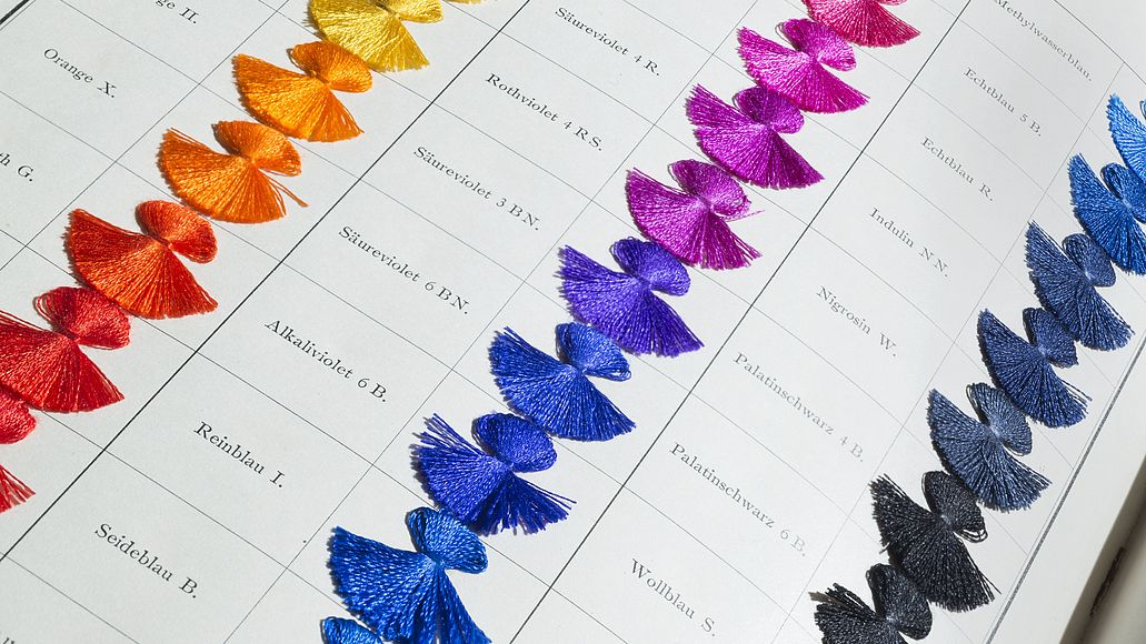 Mustertafel mit Farbmustern für Seide.