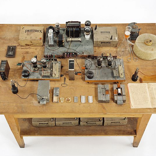 Kernspaltungstisch mit Versuchsaufbau.