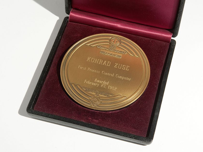 Medaille in geöffneter Schatulle.