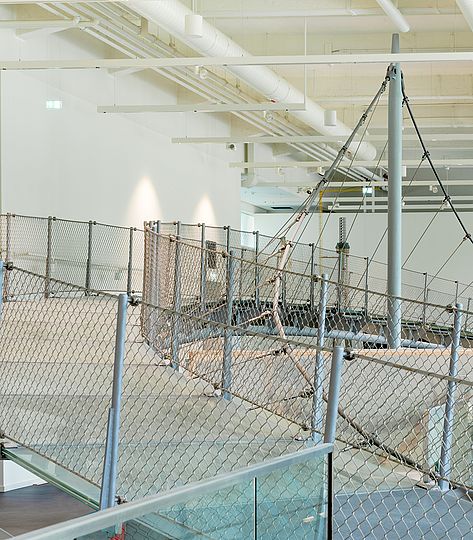 Große Brücke aus Glas in der Ausstellung.