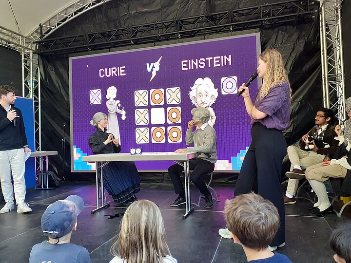 Frau vor bunter Tafel