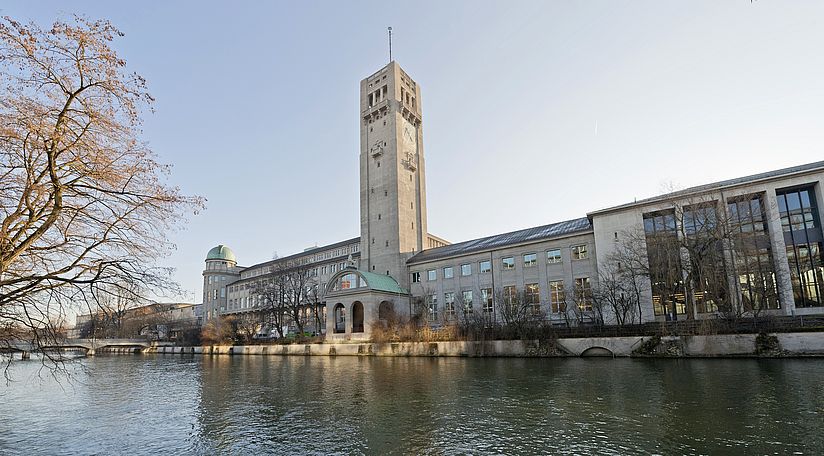 Blick von Südwesten auf das Ausstellungsgebäude des Deutschen Museums mit dem Hauptturm an seiner Flanke.
