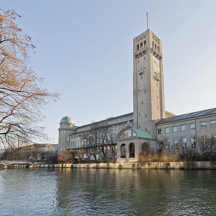 Blick von Südwesten auf das Ausstellungsgebäude des Deutschen Museums mit dem Hauptturm an seiner Flanke.