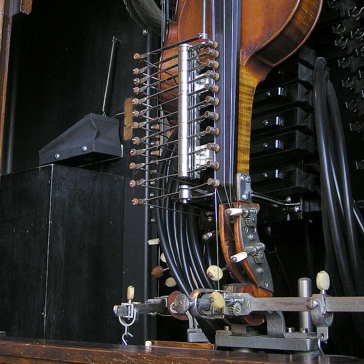Blick auf die automatisch spielende Violine in der Phonoliszt Violina.