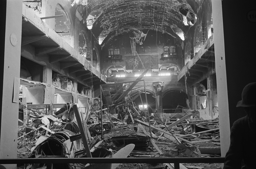 Die Schifffahrtsabteilung liegt nach dem Bombenangriff in Trümmern.