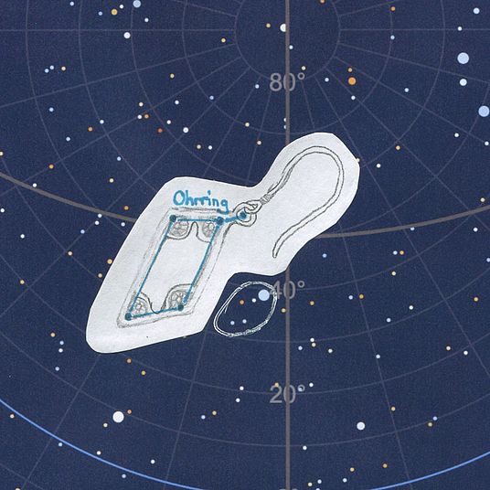 Zeichnung Glitzerohrring auf dunklem Hintergrund