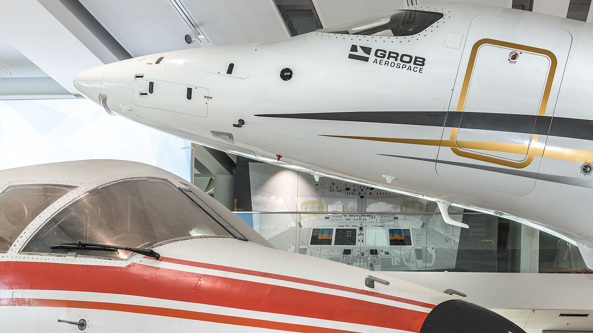 Grob und Hansajet in der Ausstellung Moderne Luftfahrt.