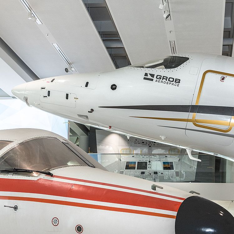 Grob und Hansajet in der Ausstellung Moderne Luftfahrt.