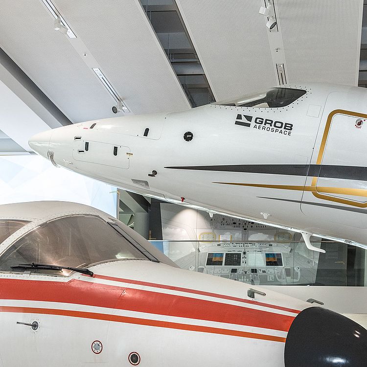 Grob und Hansajet in der Ausstellung Moderne Luftfahrt.