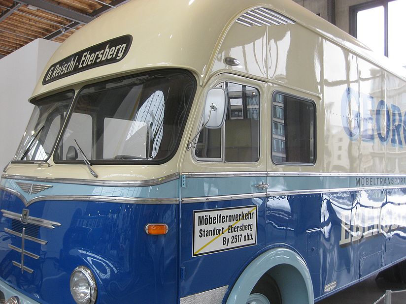 Büssing truck with bodywork for moving.