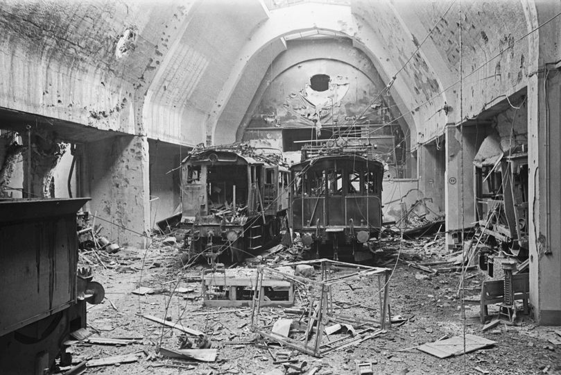 Trümmer, Chaos und beschädigte Wagen in der Eisenbahnhalle nach der Bombardierung im zweiten Weltkrieg.