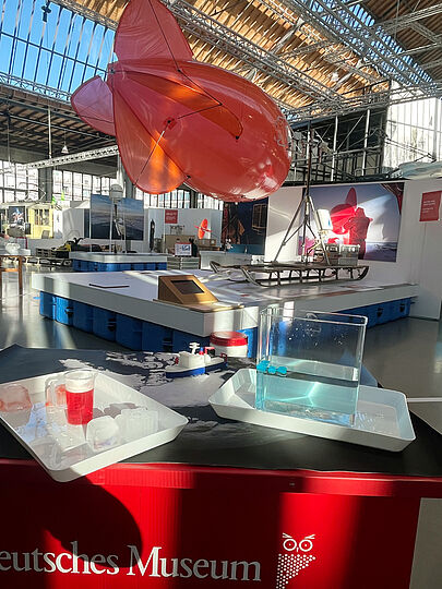 Roter Experimentier-Wagen in der Sonderausstellung "Dünnes Eis".