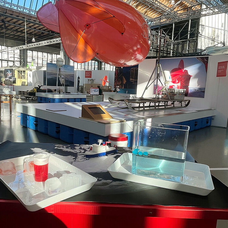 Roter Experimentier-Wagen in der Sonderausstellung "Dünnes Eis".