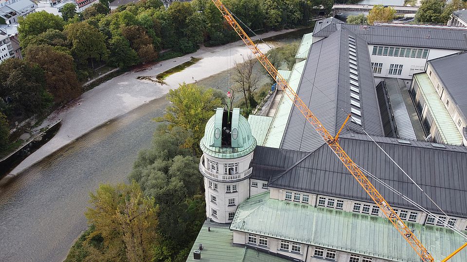 Luftbildaufnahme von der Sternwarte mit geöffnetem Dach.