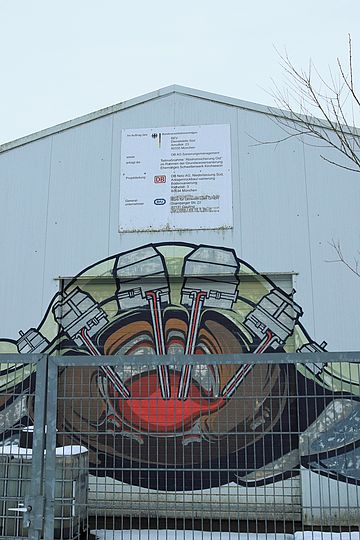 Auf dem Gelände des ehemaligen Schwellenwerkes in Kirchseeon finden seit 2005 Sanierungsmaßnahmen statt. Dieses Bild zeigt die Pumphalle, in der Teerölreste aus dem Grundwasser gereinigt werden.