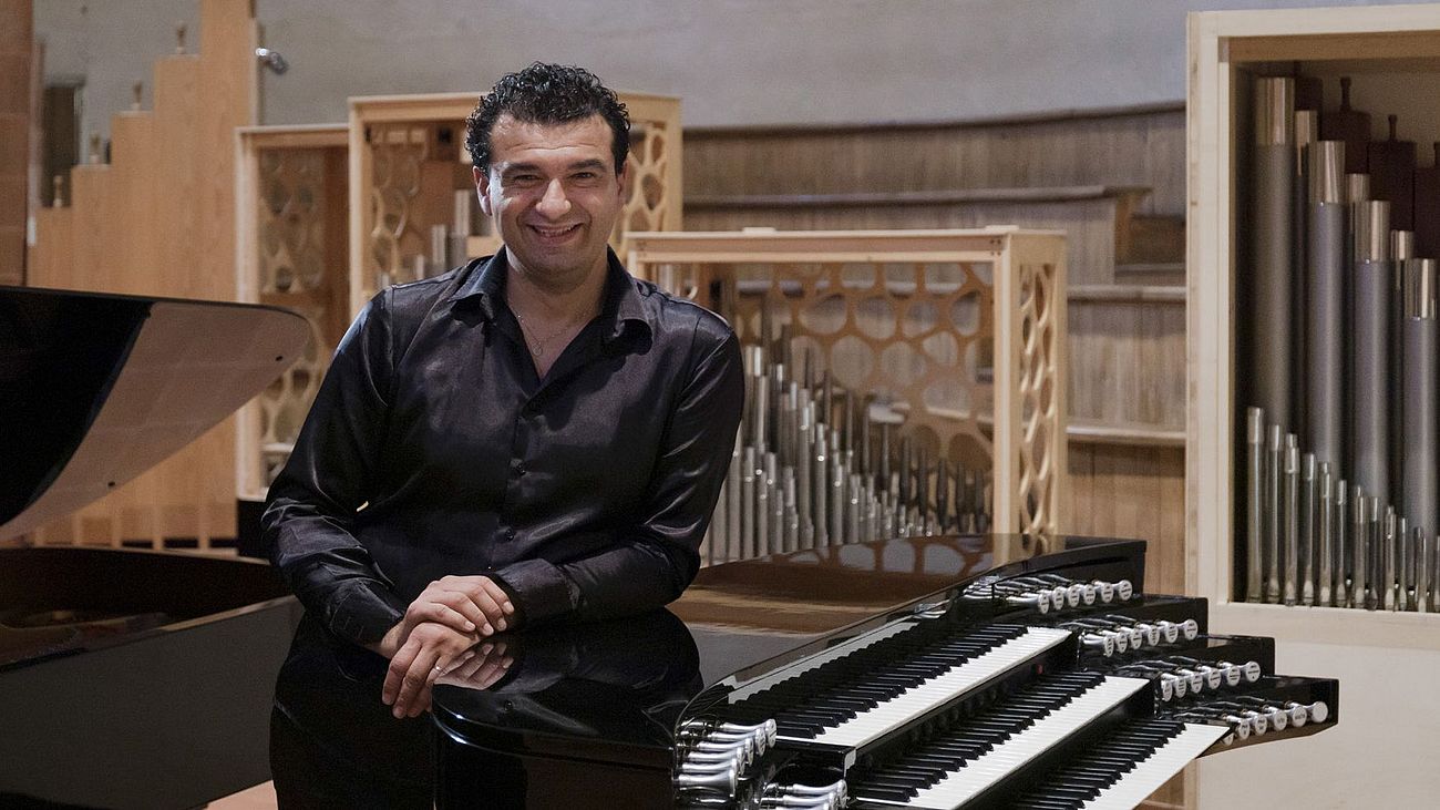 Paolo Oreni vor seiner "Wanderer-Orgel".