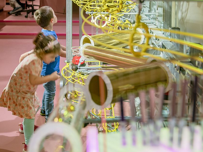 2 Kinder spielen im Deutschen Museum mit der riesigen Kugelbahn