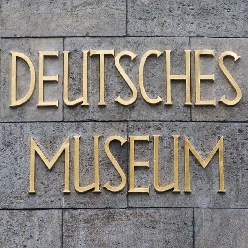 Der goldene Schriftzug an der Fassade des Ausstellungsgebäudes des Deutschen Museums auf der Münchner Museumsinsel.